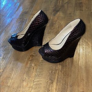 Shiny brown snakeskin wedges